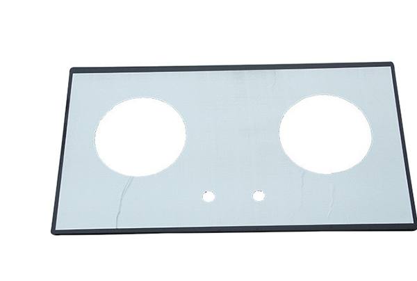 燃?xì)庠蠲姘?></p>
<p>1、安全方面對(duì)比</p>
<p>鋼化玻璃面板：鋼化玻璃面板在各方面都能媲美于不銹鋼面板，對(duì)于用戶所擔(dān)心的爆炸事件，其實(shí)根本原因是用戶在使用時(shí)不當(dāng)，鋼化玻璃是一種新型的材料，鋼化玻璃屬于安全玻璃，鋼化玻璃其實(shí)是一種預(yù)應(yīng)力玻璃，為提高玻璃的強(qiáng)度，通常使用化學(xué)或物理的方法，在玻璃表面形成壓應(yīng)力，玻璃承受外力時(shí)首先抵消表層應(yīng)力，從而提高了承載能力，增強(qiáng)玻璃自身抗風(fēng)壓性，寒暑性，沖擊性等。許多消費(fèi)者對(duì)其沒有認(rèn)識(shí)，在使用上只要做到定期清理灶圈上的雜質(zhì)和積碳，以免出火孔堵塞引起回火，平日要做好面板的清洗和養(yǎng)護(hù)，不可重力撞擊灶面，盡量避免讓灶面過熱或突然遇冷，這些只要在平常使用的時(shí)候稍加注意一下，就可以避免出現(xiàn)面板爆炸的情況。</p>
<p>?</p>
<p>不銹鋼面板：不銹鋼面板應(yīng)用最早最廣泛，但如果材質(zhì)不好，或者面板與底殼扣得不好，用久以后容易發(fā)生翹曲，特別是那種比較薄的，還有眾所周知，燃?xì)庠钤诠ぷ鞯臅r(shí)候灶頭附近的溫度會(huì)很高，燃?xì)庠蠲姘逅玫牟讳P鋼材質(zhì)在導(dǎo)熱這方面下了很多功夫，即使燃?xì)庠罟ぷ骱荛L時(shí)間，面板的多處溫度還如常溫。在耐熱上，用戶可以隨意將很熱的鍋放在面板上，而不用擔(dān)心面板有問題。強(qiáng)度方面也是不銹鋼所擅長的，不用擔(dān)心面板會(huì)有任何問題。</p>
<p>?</p>
<p>2、清潔方面對(duì)比</p>
<p>鋼化玻璃面板：面板在清潔上和不銹鋼面板相似，直接拿濕抹布蘸一點(diǎn)清潔劑就可以祛除表面的油污了，而且鋼化玻璃在擦拭后雖然也會(huì)留下水印，但是配合面板的底色，印記就不是很明顯了，不會(huì)影響整體的美觀，清潔上還是比不銹鋼面板方便一些的。</p>
<p>?</p>
<p>不銹鋼面板：在清潔上非常的方便，使用過后直接拿濕抹布蘸上一點(diǎn)清潔劑，可以直接祛除油污了。但是要注意的是，有水的抹布擦完之后會(huì)在不銹鋼面板上留下水漬而且會(huì)影響美觀，擦拭之后最好用干燥的抹布再擦拭一遍，這樣效果就會(huì)非常好了，最重要的一點(diǎn)就是如果不小心用鋼絲球擦不銹鋼面板就會(huì)導(dǎo)致面板刮花影響美觀，所以這一點(diǎn)比不上鋼化玻璃面板。</p>
<p>?</p>
<p>綜合以上的內(nèi)容總結(jié)，整體對(duì)比下來鋼化玻璃面板的材質(zhì)要比不銹鋼面板的材質(zhì)要更有優(yōu)勢，所以在選擇燃?xì)庠畈馁|(zhì)方面來講小編推薦鋼化玻璃面板材質(zhì)的燃?xì)庠睿Ｍ陨蟽?nèi)容對(duì)大家有所幫助。</p>
<p><br></p>
</p>

                </div>
            </div>
            
            <div   id=